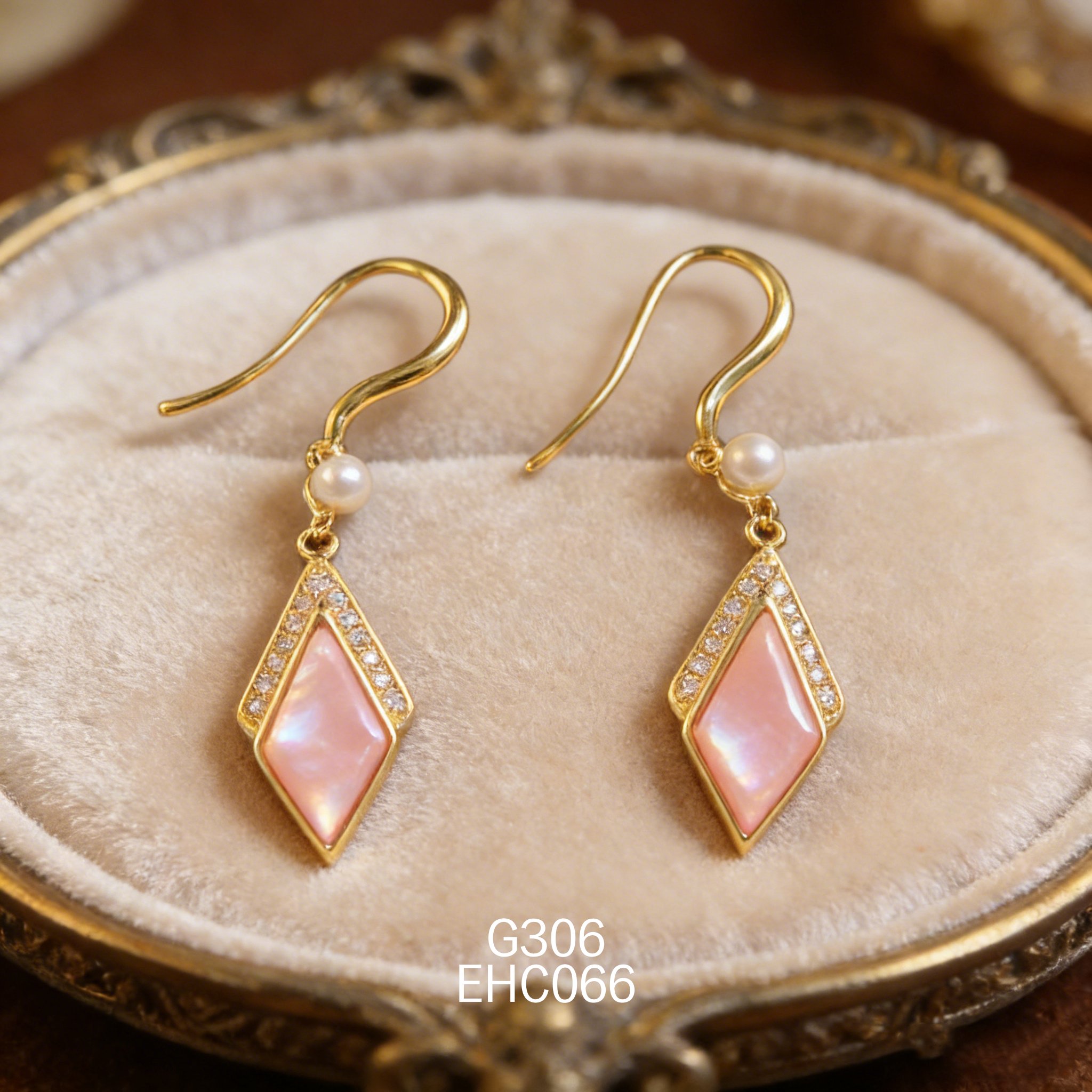 电镀黄金珍珠 6 x 12mm 角度女皇贝耳环