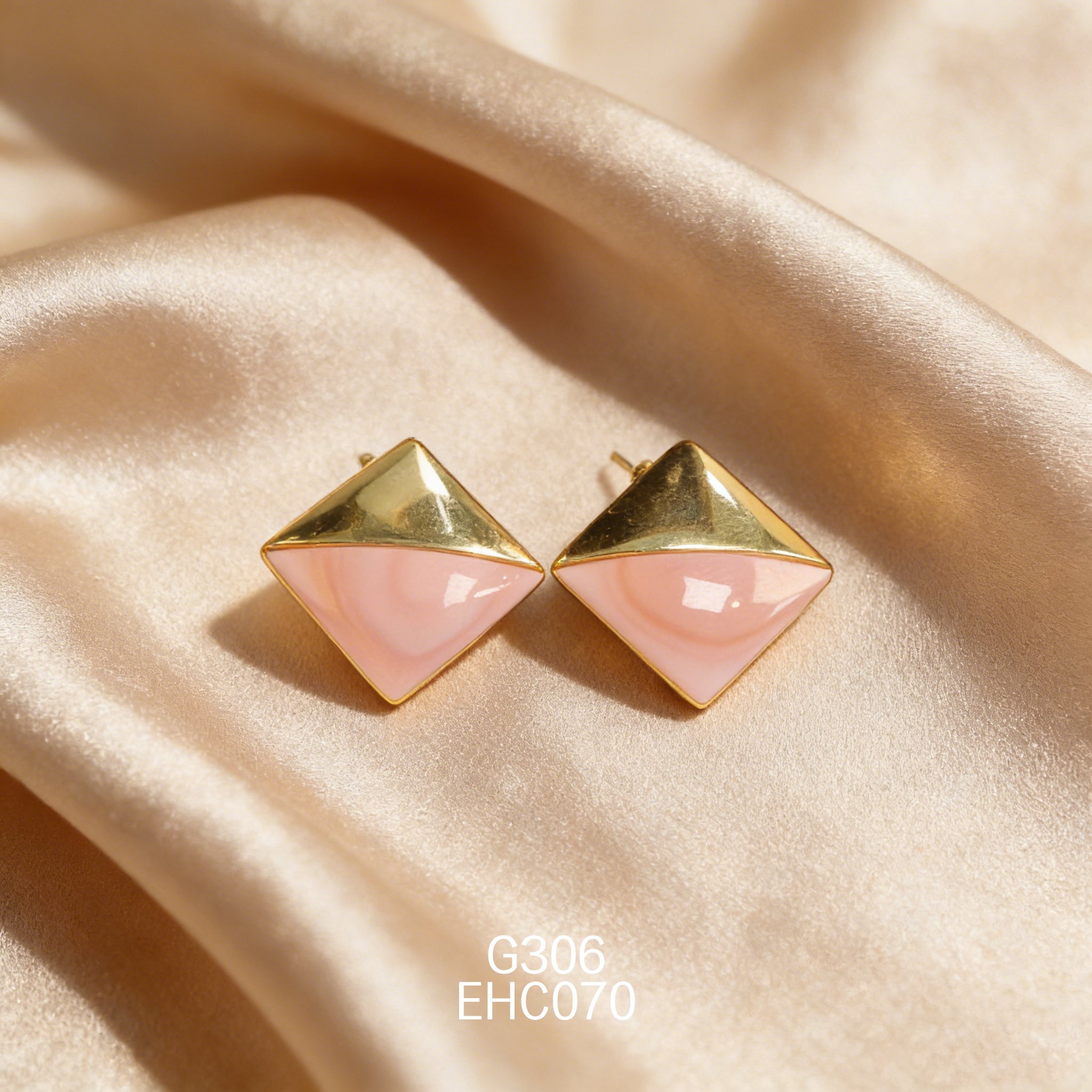 电镀黄金女皇贝耳环