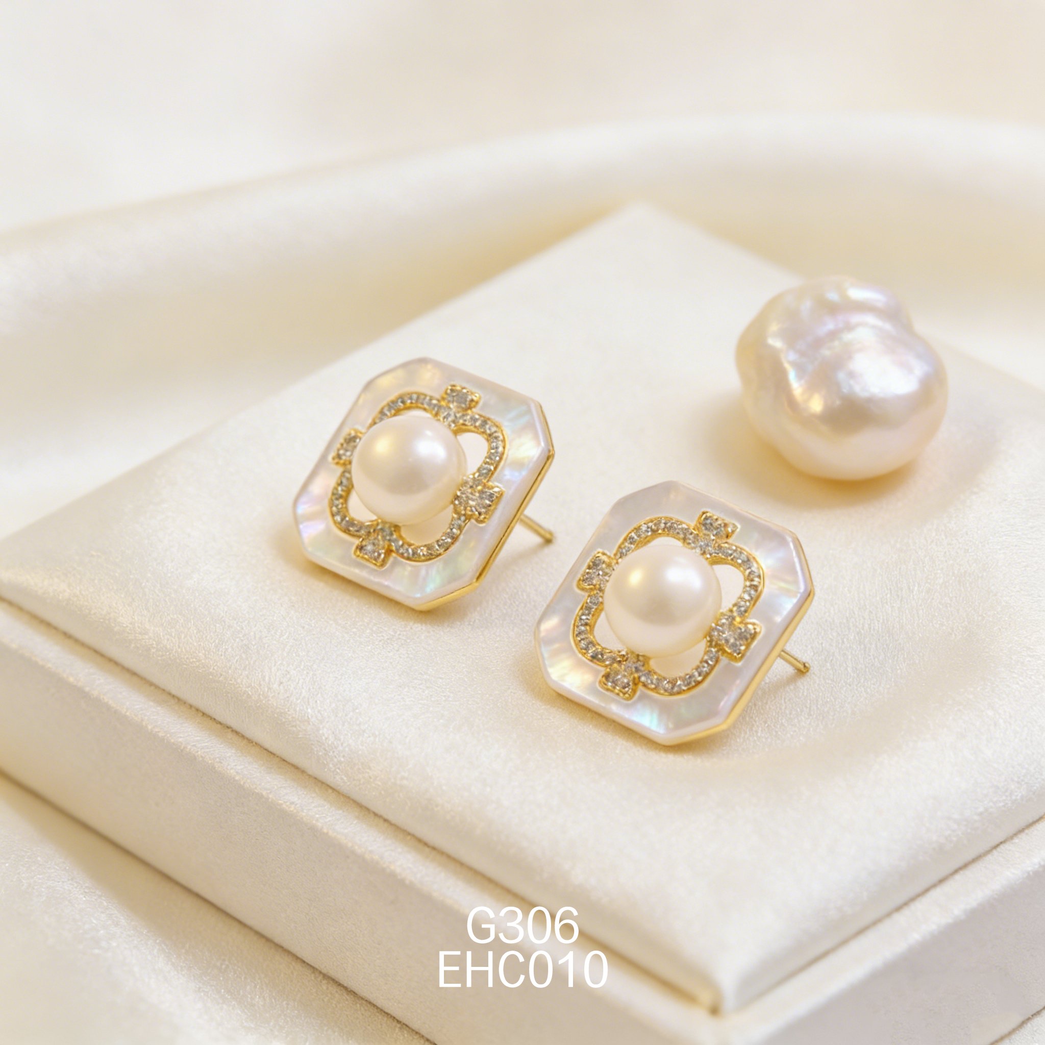 电镀黄金白贝 18ｘ18mm 方块珍珠耳环