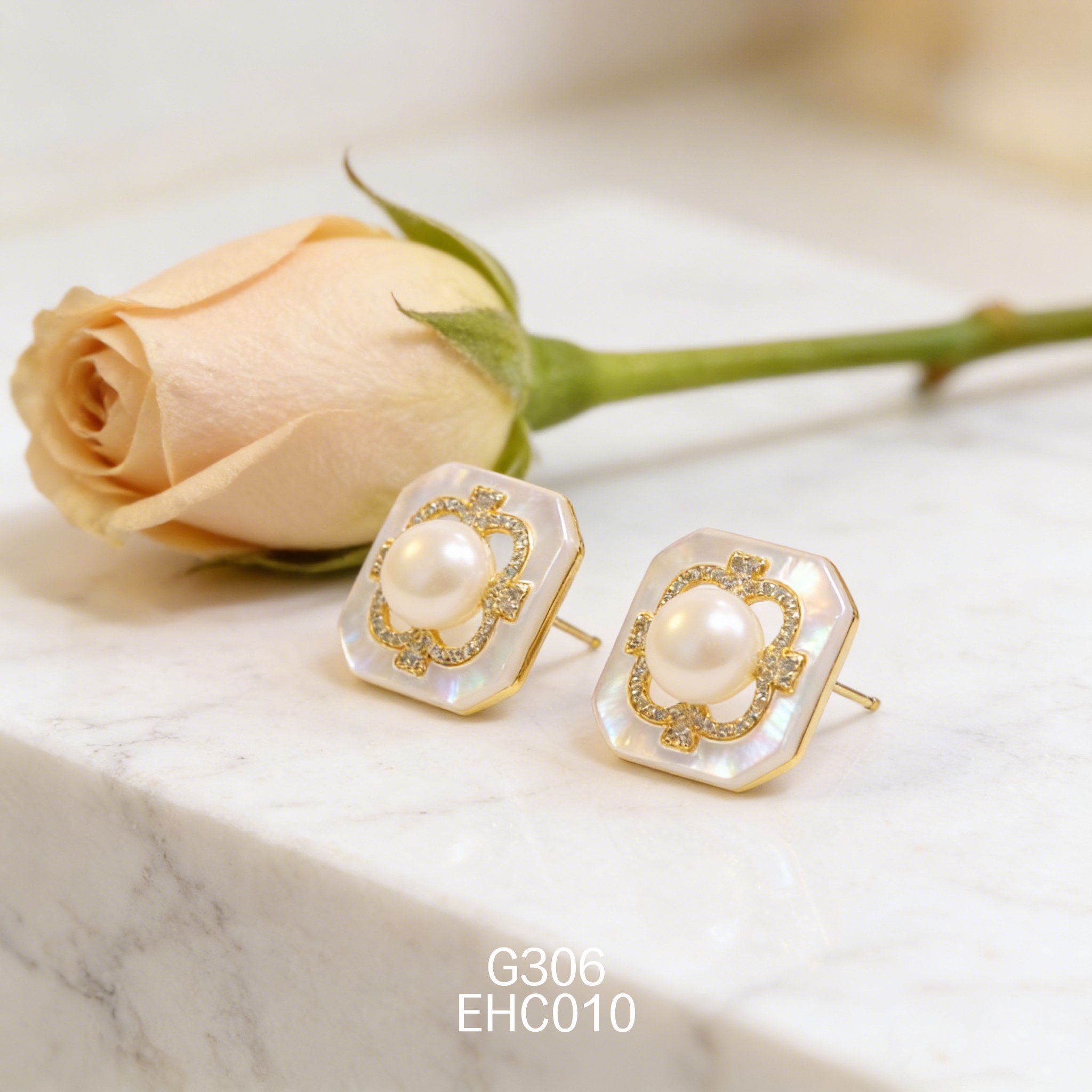 电镀黄金白贝 18ｘ18mm 方块珍珠耳环