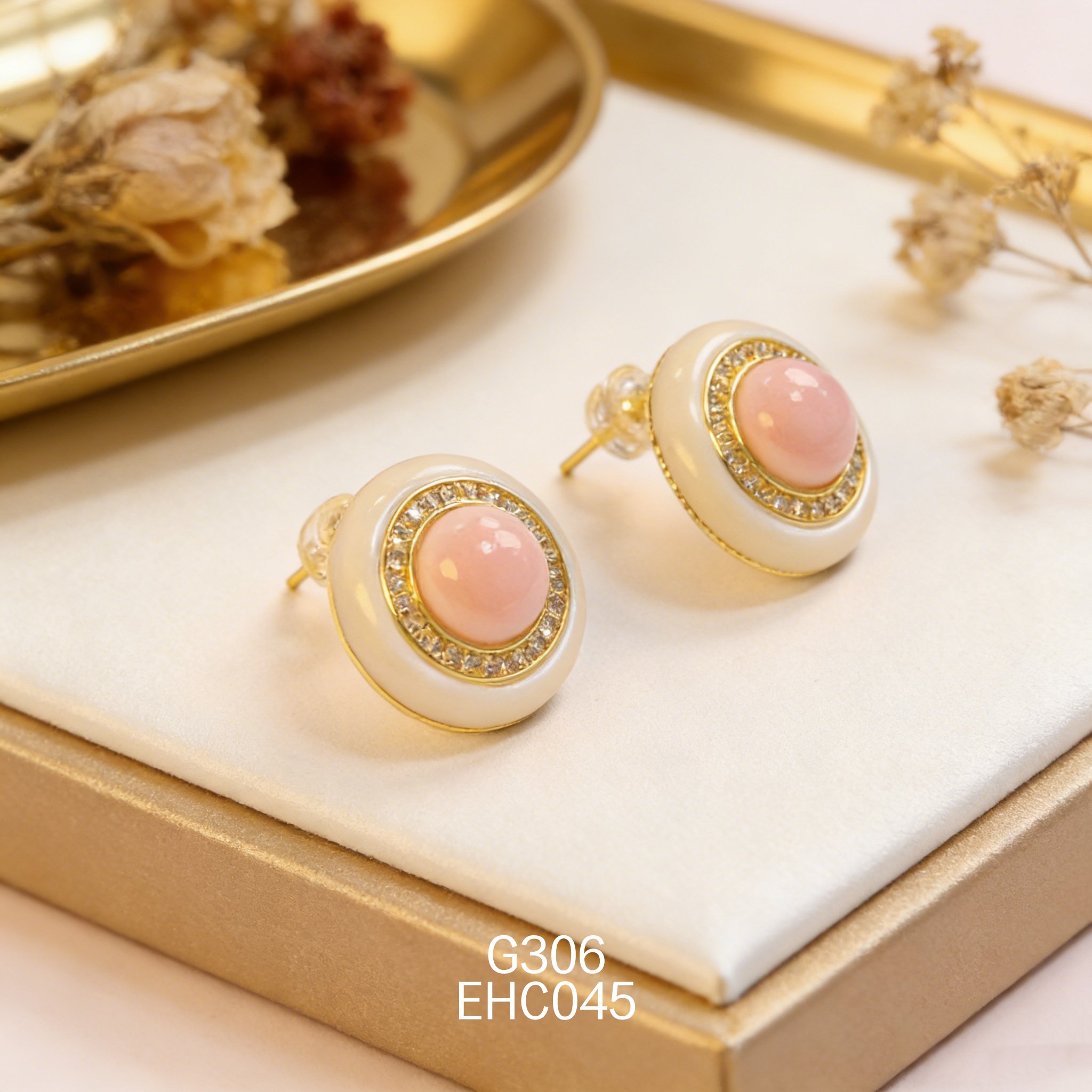 电镀黄金16白贝 + 8mm 女皇贝锆石耳环