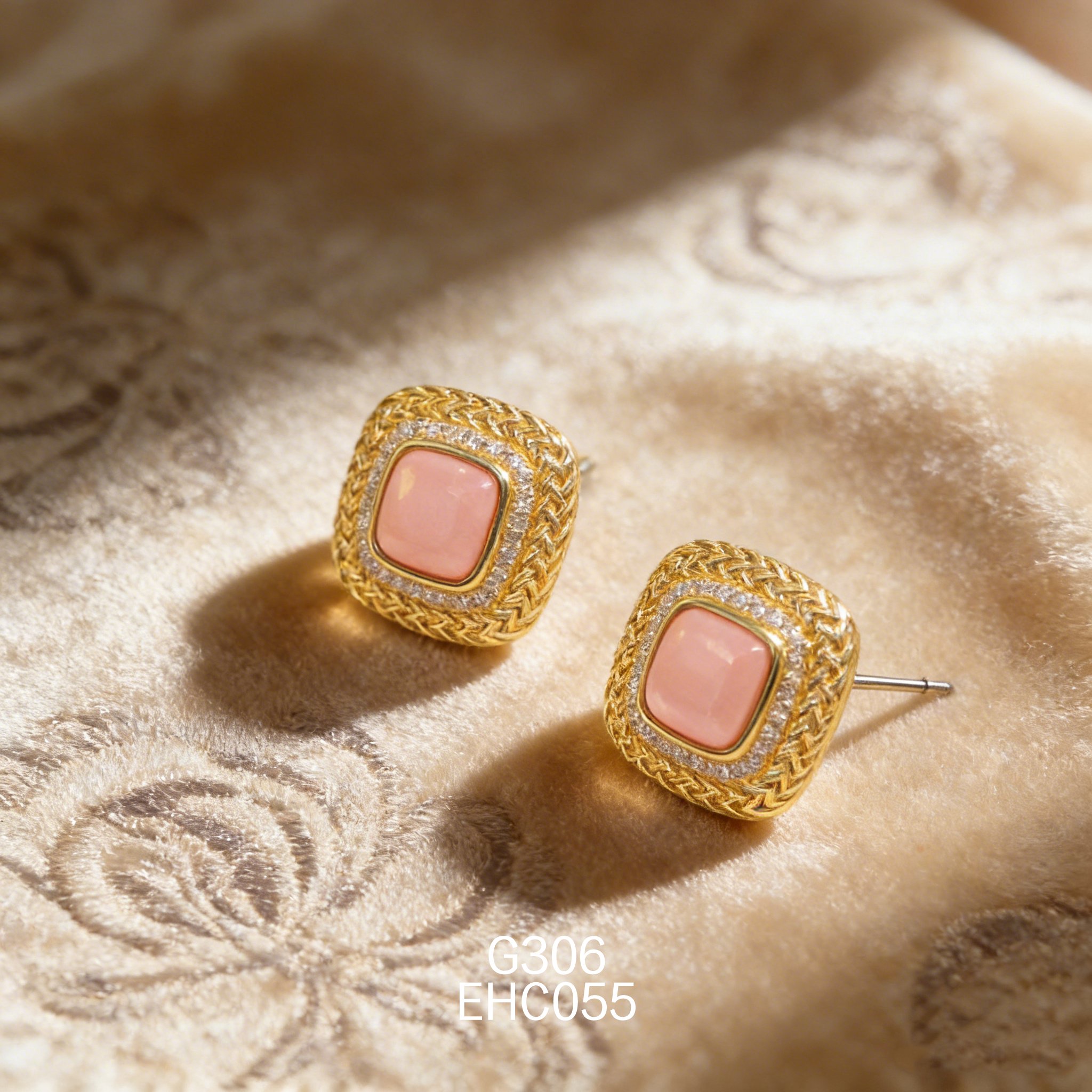 电镀黄金正方锆石网纹女皇贝耳环