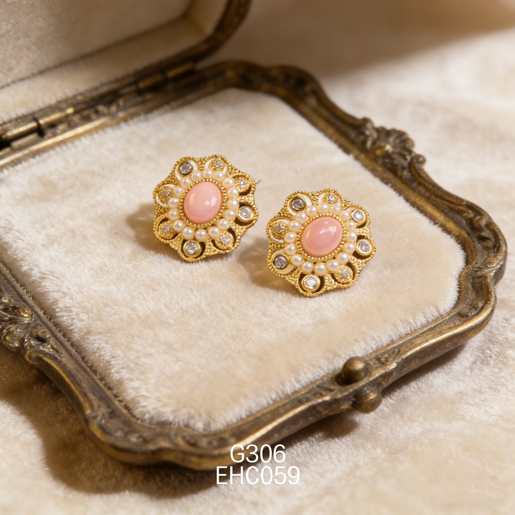 电镀黄金 6 x 8mm 女皇贝耳环