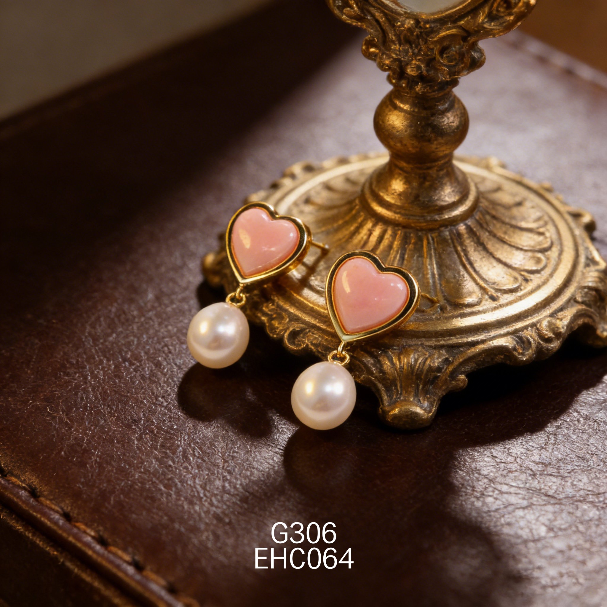 Orecchini placcati oro con Orechia di mare e Perla