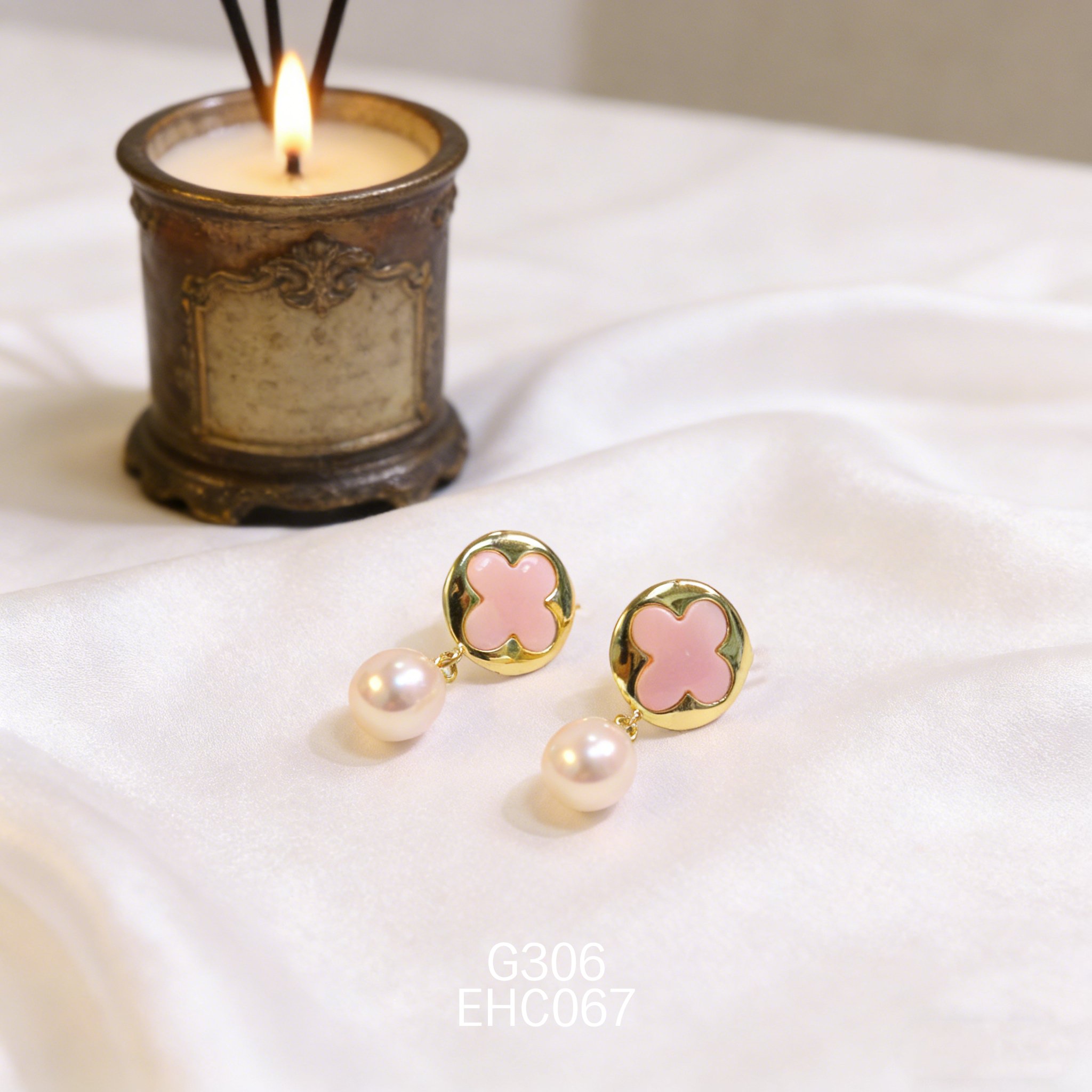 Orecchini placcati oro con Orechia di mare e Perla d'acqua dolce