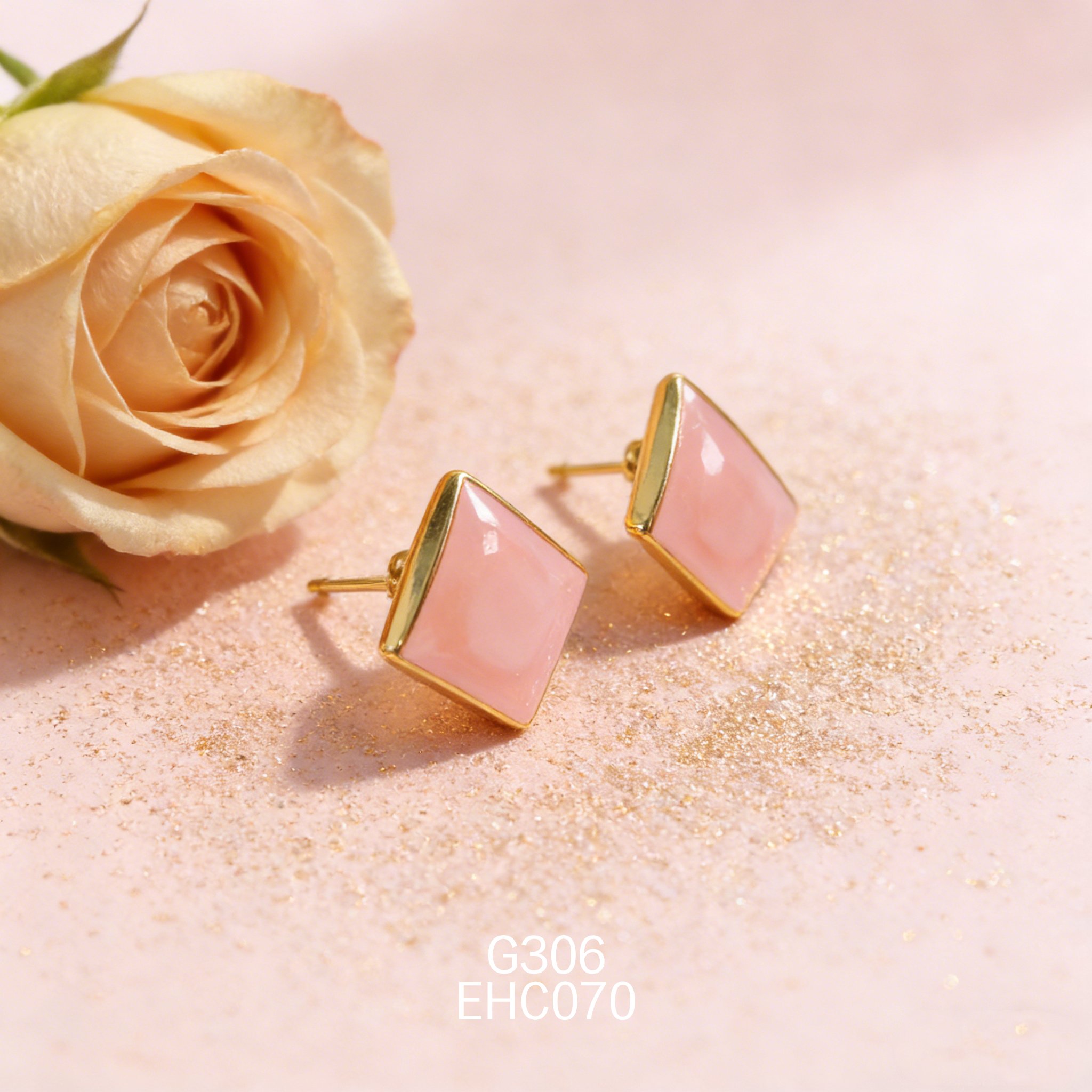 电镀黄金女皇贝耳环